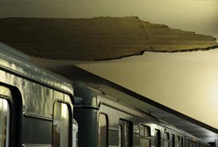 В Москве на станции метро Пятницкое шоссе рухнула часть облицовки потолка - фото 1