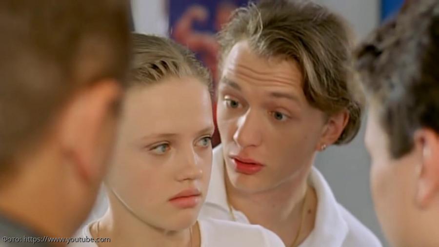 Орыс порносы: Жігіт қызын ұзатып береді.